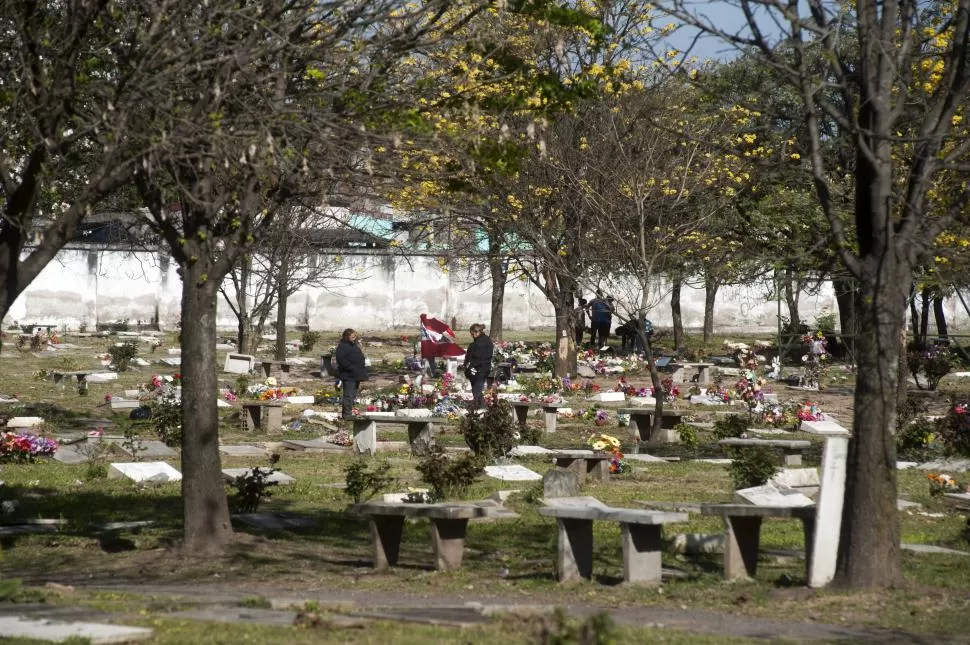 COLAPSO. Con el incremento de los precios privados, el Cementerio del Norte vio crecer con rapidez su población, explicó el director de la institución. LA GACETA / FOTO DE DIEGO ARÁOZ.- 