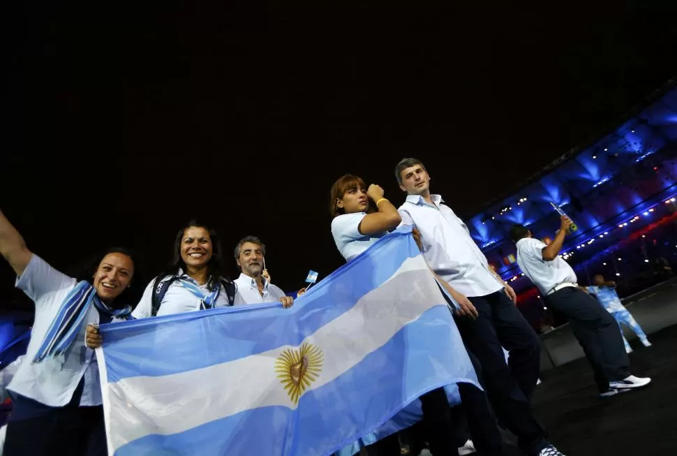 UNA FIESTA. Los argentinos se hicieron sentir cuando ingresaron al Maracaná. Reuters