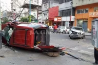 Una Eco Esport quedó a centímetros de una vidriera por un choque en Salta y San Martín
