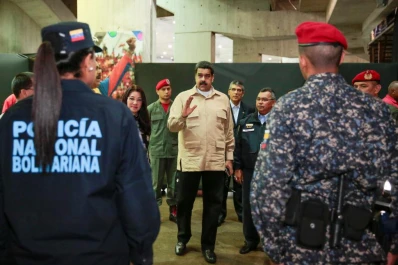 Maduro aumenta un 50% el salario policial