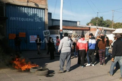 Por suspensiones y falta de pago, empleados de una fábrica de zapatillas protestan en Alderetes