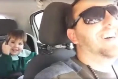 Pequeño fanático: enloquece cuando escucha las canciones de San Martín