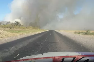 La quema de caña impide la visibilidad en la ruta 302