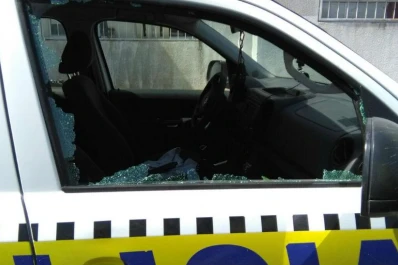 Un hombre denunciado por violencia de género destruyó un patrullero