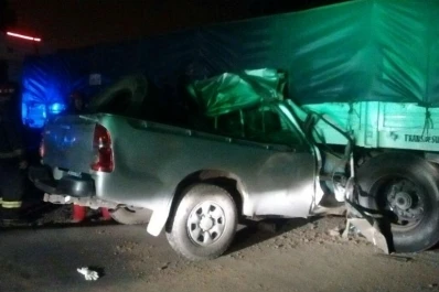 Un violento choque entre un camión y una camioneta dejó un muerto