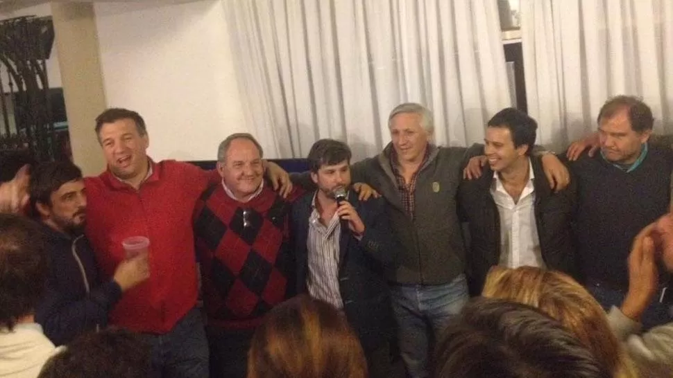 OTROS TIEMPOS. En esta imagen, Rossi (con buzo negro y rojo) aparece abrazado a Campero, durante el festejo por el triunfo en las elecciones de agosto pasado. FOTO TOMADA DEL PERFIL EN FACEBOOK DE JULIO ROSSI