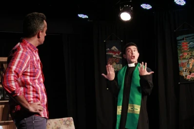 Un sacerdote causa muchas confusiones