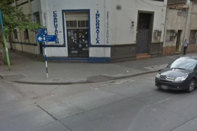 Por querer robar un celular en una moto terminaron cayéndose a una zanja