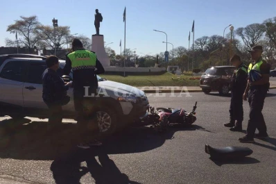 Chocaron una moto y una camioneta en el cruce de una rotonda