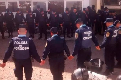 La foto de policías rezando antes de salir a patrullar que se viralizó