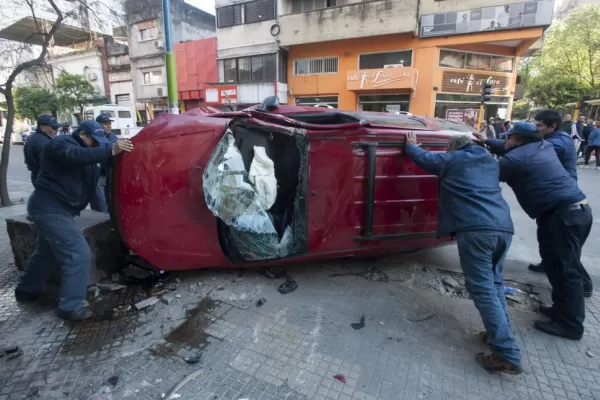 Espectacular choque en el centro provocó un caos vehicular