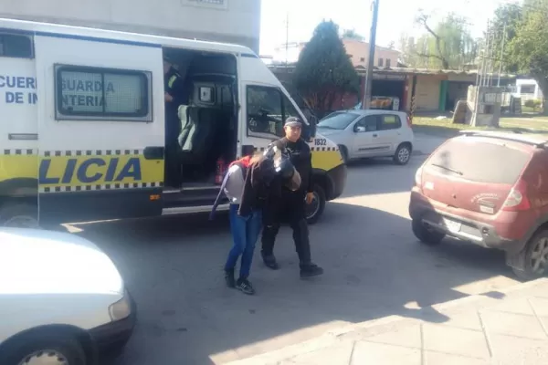Detuvieron a dos sospechosos de haber baleado a un hombre durante un asalto