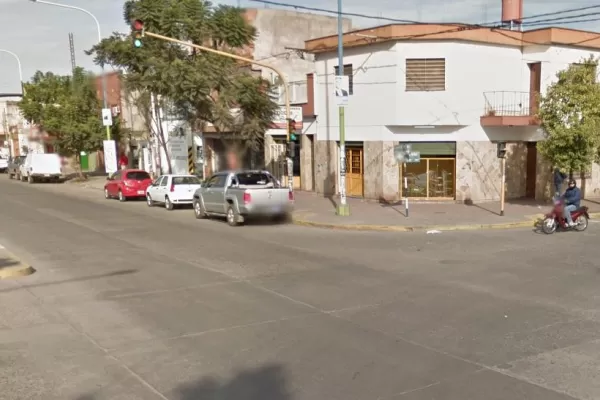 Intentó robarle a una mujer y terminó golpeado por ella y por los vecinos