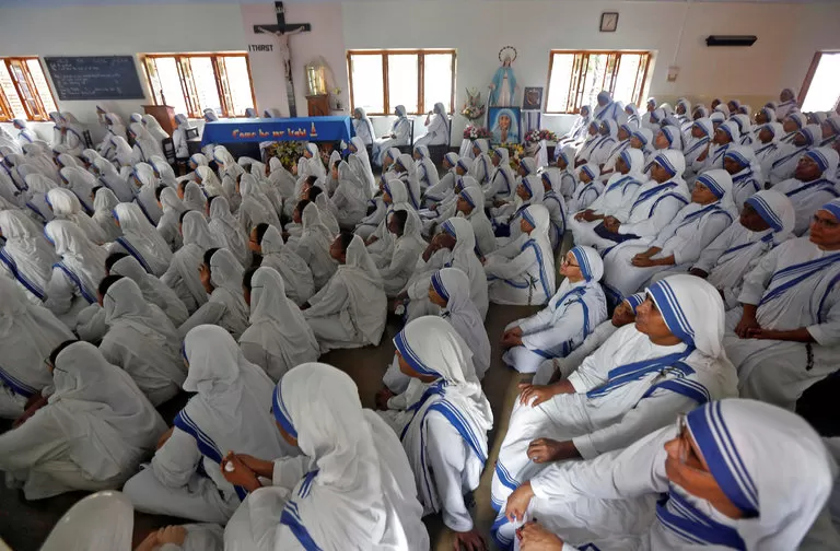 POR TV. Misioneras de la Caridad siguen el acto de la santificación. Reuters