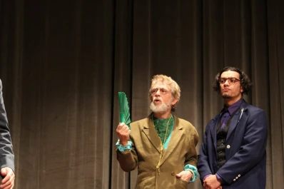 Juegos de poder y de engaños en “Un tonto en una caja”