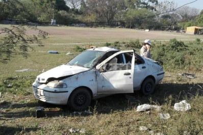 Se le reventó una rueda y volcó en el ingreso a la ciudad
