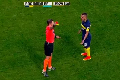 Tevez marcó, cometió una falta y se fue expulsado por insultar al árbitro