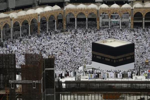 Casi 2.000.000 de musulmanes peregrinan hacia La Meca