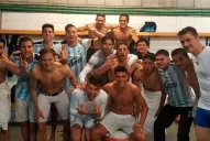 El festejo de los jugadores del Decano se trasladó al vestuario
