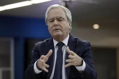 Pinedo: Aranguren debe vender sus acciones en Shell o renunciar