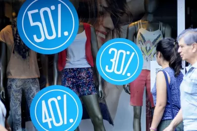 Rebajas de hasta el 50%: los comerciantes buscan salvar una temporada de pocas ventas