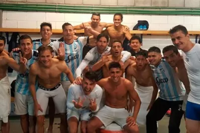 El festejo de los jugadores del Decano se trasladó al vestuario