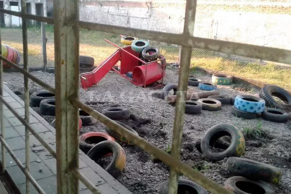 Destruyeron hasta el patio de juegos de una escuela especial de Banda del Río Salí