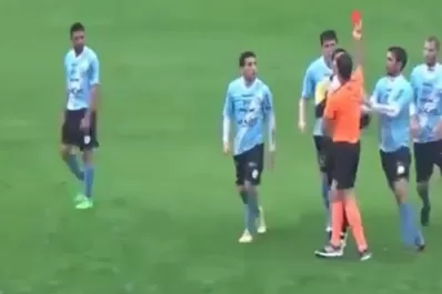 El Gato Sessa perdió la cabeza y tomó del cuello a un árbitro