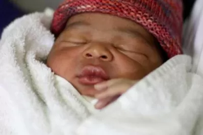 Una mujer dio a luz en un barco de refugiados