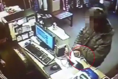 Video: los mismos ladrones le robaron dos veces en seis días