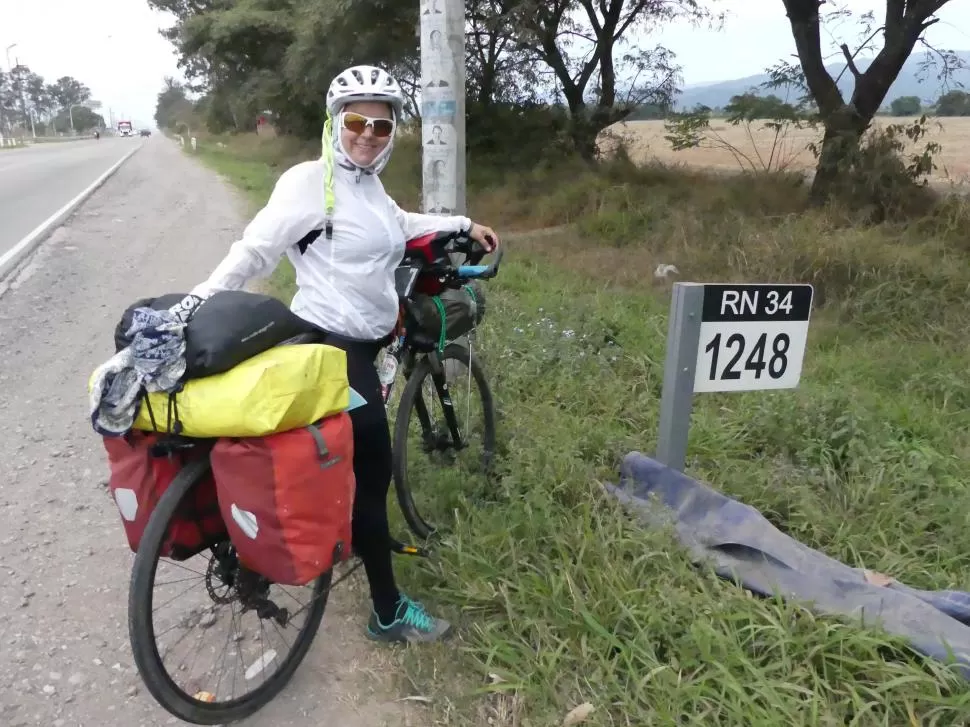 CON SU EQUIPO. Andrea ya visitó Ecuador, Perú, Bolivia y nuestro norte. LA GACETA / FOTO DE ANALÍA JARAMILLO.-