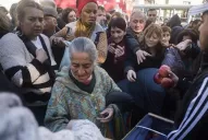 Agricultores protestan en Plaza de Mayo regalando 20.000 kilos de verduras