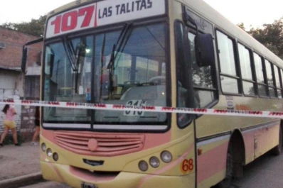 Accidente fatal: tenía 16 años, iba en su bicicleta y chocó con un colectivo