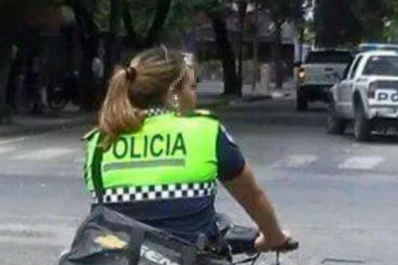 Indignación por una foto de una mujer policía incumpliendo las normas de tránsito
