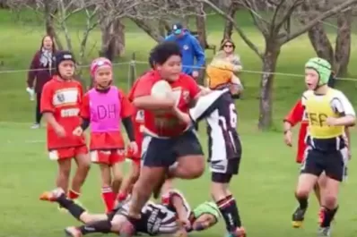 La bestia de 9 años que arrasa con todos sus rivales de rugby