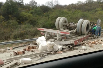 Un camión que llevaba ladrillos volcó en la Cuesta del 25, cerca de El Cadillal