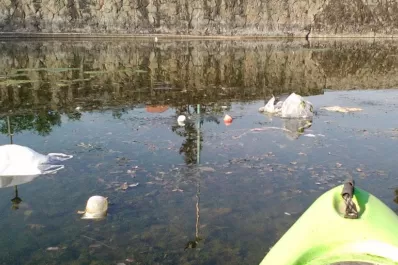 Fue a practicar kayak al lago San Miguel, halló toneladas de basura y convocó a una limpieza colectiva