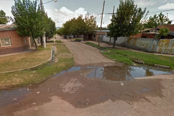Policías fueron agredidos para que liberen a un joven que tenían reducido