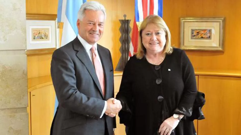 Argentina y el Reino Unido acuerdan cooperar en asuntos de Las Malvinas
