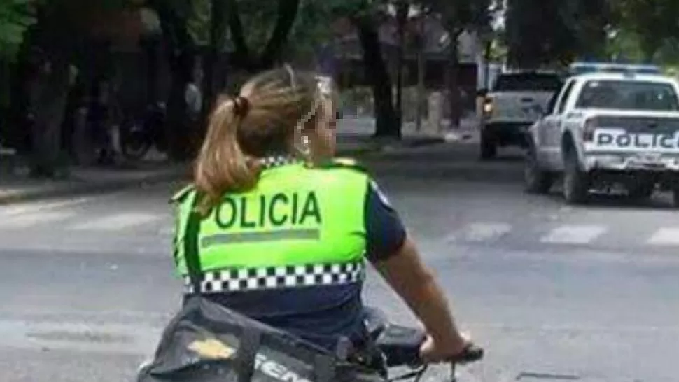 Indignación por una foto de una mujer policía incumpliendo las normas de tránsito