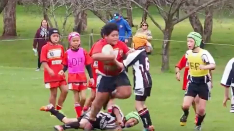 La bestia de 9 años que arrasa con todos sus rivales de rugby