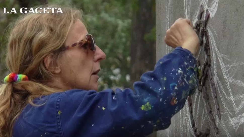 EN PLENO TRABAJO. Una muralista trabaja en el parque Avellaneda. CAPTURA DE VIDEO