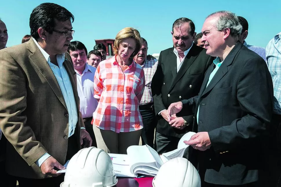 AGOSTO DE 2014. José López y José Alperovich visitaron la obra en Alberdi. prensa municipalidad juan bautista alberdi