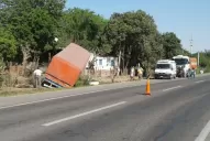 La Florida: un camión volcó y terminó a metros de una casa
