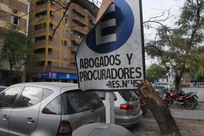 Los espacios reservados para vehículos oficiales despiertan el enojo de vecinos y conductores