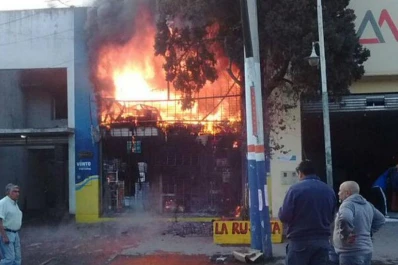Alderetes: se incendió una pinturería que estaba a metros de una estación de servicio