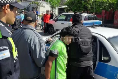 Intentaron robar una cartera, pero los vecinos les dieron una paliza y los entregaron a la Policía