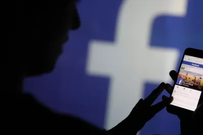 Denunció a sus padres por subir fotos de su infancia en Facebook