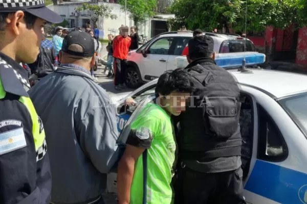 Intentaron robar una cartera, pero los vecinos les dieron una paliza y los entregaron a la Policía