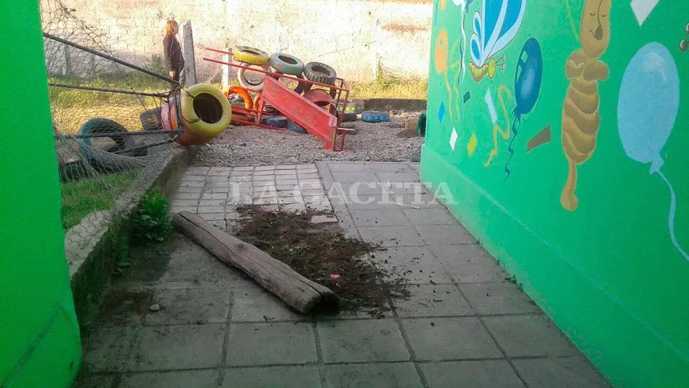 LAMENTABLE. Destruyeron hasta el patio de juegos de una escuela especial de Banda del Río Salí. LA GACETA